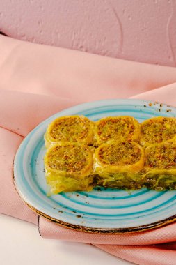 Geleneksel hindistancevizli tatlı baklavası. Ev yapımı fındıklı ve ballı baklava..