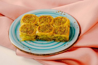 Geleneksel hindistancevizli tatlı baklavası. Ev yapımı fındıklı ve ballı baklava..
