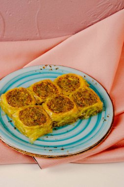 Geleneksel hindistancevizli tatlı baklavası. Ev yapımı fındıklı ve ballı baklava..