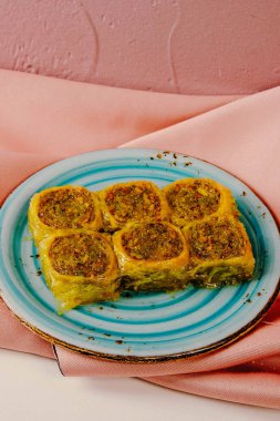 Geleneksel hindistancevizli tatlı baklavası. Ev yapımı fındıklı ve ballı baklava..