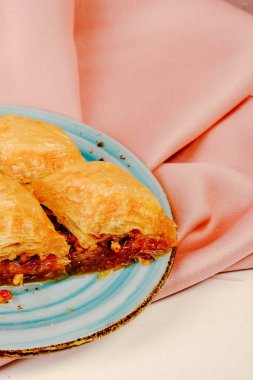 Geleneksel hindistancevizli tatlı baklavası. Ev yapımı fındıklı ve ballı baklava..