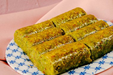 Geleneksel hindistancevizli tatlı baklavası. Ev yapımı fındıklı ve ballı baklava..