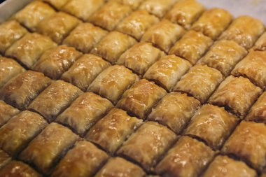 Geleneksel hindistancevizli tatlı baklavası. Ev yapımı fındıklı ve ballı baklava..