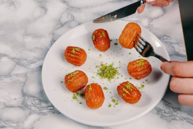 Geleneksel hindistancevizli tatlı baklavası. Ev yapımı fındıklı ve ballı baklava..