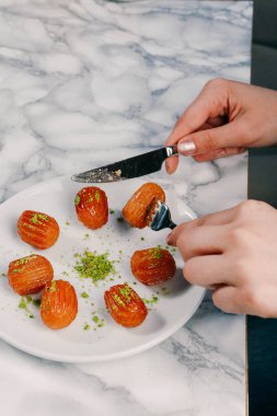 Geleneksel hindistancevizli tatlı baklavası. Ev yapımı fındıklı ve ballı baklava..