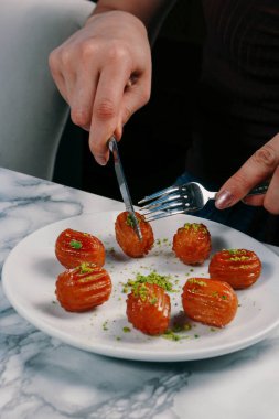 Geleneksel hindistancevizli tatlı baklavası. Ev yapımı fındıklı ve ballı baklava..