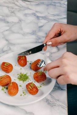 Geleneksel hindistancevizli tatlı baklavası. Ev yapımı fındıklı ve ballı baklava..