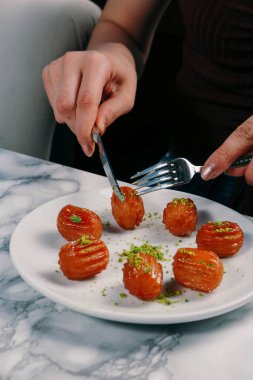 Geleneksel hindistancevizli tatlı baklavası. Ev yapımı fındıklı ve ballı baklava..