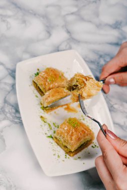 Geleneksel hindistancevizli tatlı baklavası. Ev yapımı fındıklı ve ballı baklava..