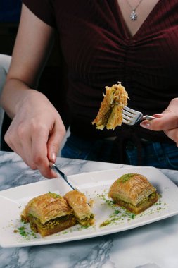Geleneksel hindistancevizli tatlı baklavası. Ev yapımı fındıklı ve ballı baklava..