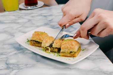 Geleneksel hindistancevizli tatlı baklavası. Ev yapımı fındıklı ve ballı baklava..