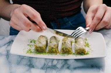 Geleneksel hindistancevizli tatlı baklavası. Ev yapımı fındıklı ve ballı baklava..