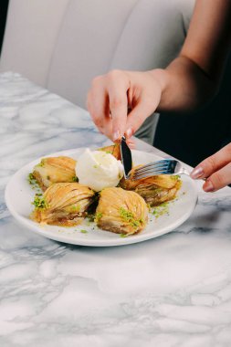Geleneksel hindistancevizli tatlı baklavası. Ev yapımı fındıklı ve ballı baklava..