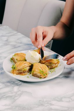 Geleneksel hindistancevizli tatlı baklavası. Ev yapımı fındıklı ve ballı baklava..