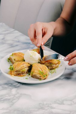 Geleneksel hindistancevizli tatlı baklavası. Ev yapımı fındıklı ve ballı baklava..
