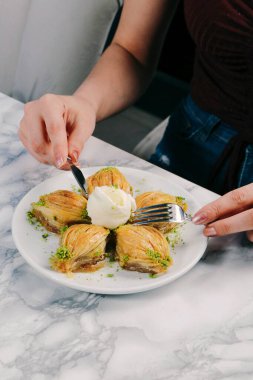 Geleneksel hindistancevizli tatlı baklavası. Ev yapımı fındıklı ve ballı baklava..