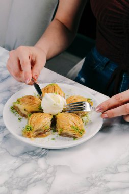 Geleneksel hindistancevizli tatlı baklavası. Ev yapımı fındıklı ve ballı baklava..
