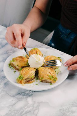 Geleneksel hindistancevizli tatlı baklavası. Ev yapımı fındıklı ve ballı baklava..