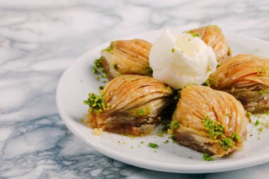 Geleneksel hindistancevizli tatlı baklavası. Ev yapımı fındıklı ve ballı baklava..