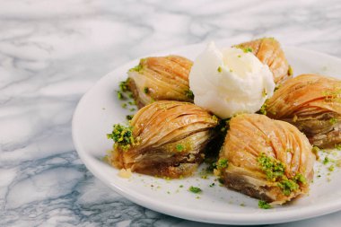 Geleneksel hindistancevizli tatlı baklavası. Ev yapımı fındıklı ve ballı baklava..