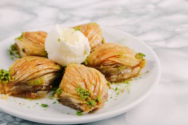 Geleneksel hindistancevizli tatlı baklavası. Ev yapımı fındıklı ve ballı baklava..