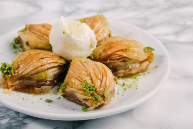 Geleneksel hindistancevizli tatlı baklavası. Ev yapımı fındıklı ve ballı baklava..