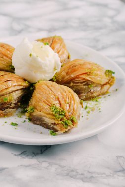 Geleneksel hindistancevizli tatlı baklavası. Ev yapımı fındıklı ve ballı baklava..