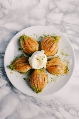 Geleneksel hindistancevizli tatlı baklavası. Ev yapımı fındıklı ve ballı baklava..
