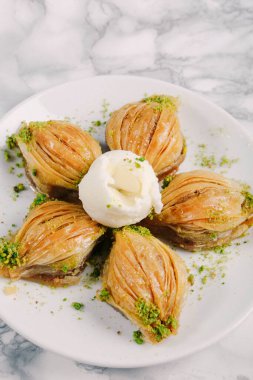 Geleneksel hindistancevizli tatlı baklavası. Ev yapımı fındıklı ve ballı baklava..