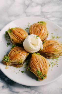 Geleneksel hindistancevizli tatlı baklavası. Ev yapımı fındıklı ve ballı baklava..