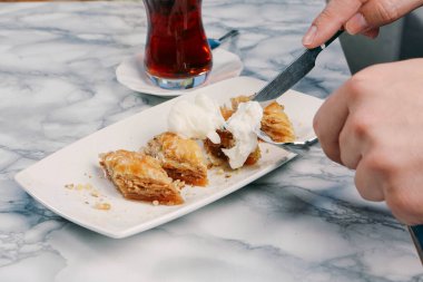 Geleneksel hindistancevizli tatlı baklavası. Ev yapımı fındıklı ve ballı baklava..