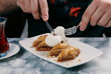 Geleneksel hindistancevizli tatlı baklavası. Ev yapımı fındıklı ve ballı baklava..