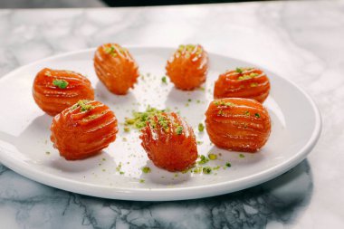 Geleneksel hindistancevizli tatlı baklavası. Ev yapımı fındıklı ve ballı baklava..
