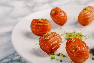 Geleneksel hindistancevizli tatlı baklavası. Ev yapımı fındıklı ve ballı baklava..