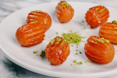 Geleneksel hindistancevizli tatlı baklavası. Ev yapımı fındıklı ve ballı baklava..