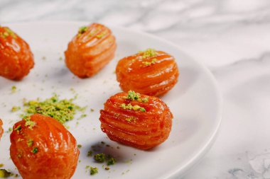 Geleneksel hindistancevizli tatlı baklavası. Ev yapımı fındıklı ve ballı baklava..
