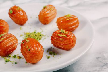 Geleneksel hindistancevizli tatlı baklavası. Ev yapımı fındıklı ve ballı baklava..