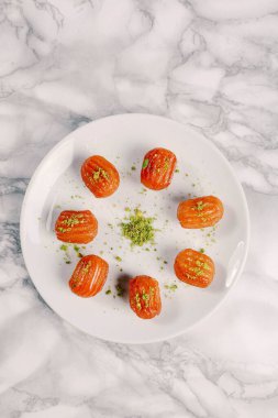 Geleneksel hindistancevizli tatlı baklavası. Ev yapımı fındıklı ve ballı baklava..
