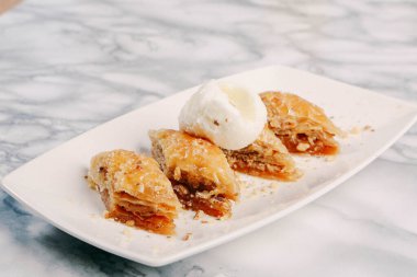 Geleneksel hindistancevizli tatlı baklavası. Ev yapımı fındıklı ve ballı baklava..