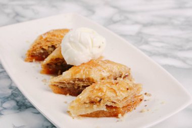 Geleneksel hindistancevizli tatlı baklavası. Ev yapımı fındıklı ve ballı baklava..