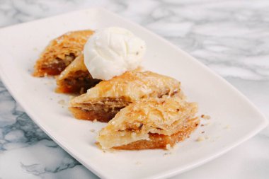 Geleneksel hindistancevizli tatlı baklavası. Ev yapımı fındıklı ve ballı baklava..