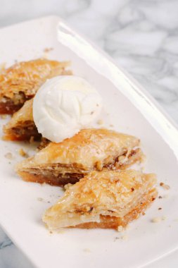Geleneksel hindistancevizli tatlı baklavası. Ev yapımı fındıklı ve ballı baklava..