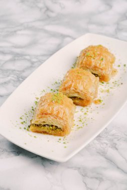 Geleneksel hindistancevizli tatlı baklavası. Ev yapımı fındıklı ve ballı baklava..