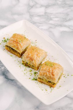 Geleneksel hindistancevizli tatlı baklavası. Ev yapımı fındıklı ve ballı baklava..