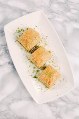 Geleneksel hindistancevizli tatlı baklavası. Ev yapımı fındıklı ve ballı baklava..