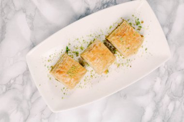 Geleneksel hindistancevizli tatlı baklavası. Ev yapımı fındıklı ve ballı baklava..