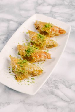 Geleneksel hindistancevizli tatlı baklavası. Ev yapımı fındıklı ve ballı baklava..