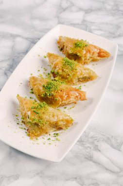 Geleneksel hindistancevizli tatlı baklavası. Ev yapımı fındıklı ve ballı baklava..