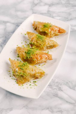 Geleneksel hindistancevizli tatlı baklavası. Ev yapımı fındıklı ve ballı baklava..