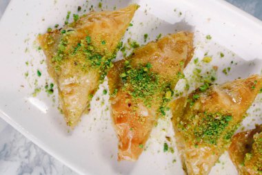 Geleneksel hindistancevizli tatlı baklavası. Ev yapımı fındıklı ve ballı baklava..